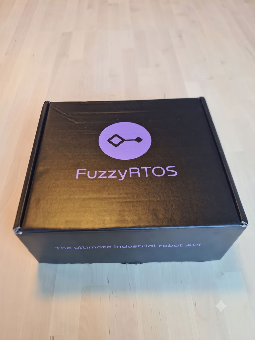 Boîte d'envoi Fuzzy RTOS fermée, logo et slogan aux couleurs de la marque
